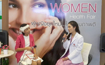 โรงพยาบาลจุฬารัตน์ 3 อินเตอร์ จัดกิจกรรมWomen Health Fair ผู้หญิงยุคใหม่...ใส่ใจสุขภาพดี
ภายในงานมีกิจกรรมอาทิ การให้ความรู้วิธีตรวจเต้านมด้วยตนเองอย่างไรให้ถูกต้อง เพื่อห่างไกลมะเร็งเต้านม โดยพยาบาลวิชาชีพ และร่วมพูดคุย
“การดูแลสุขภาพและผิวพรรณที่ดีของผู้หญิงยุคใหม่” กับ พญ.ตะวันวนิดา โรจนทัญกุล แพทย์ประจำศูนย์ความงาม นอกจากนั้นยังมีกิจกรรม Like & Share Facebook พร้อมรับของที่ระลึก เมื่อวันที่ 31 มีนาคมที่ผ่านมา